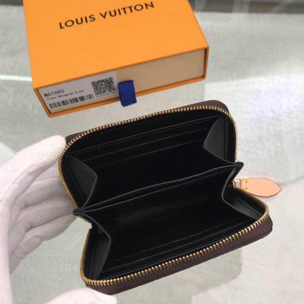 ルイヴィトン 小銭 入れ コピー Vuitton <b>ヴィトン 小銭 入れ コピー</b>ミニ財布 ジッピー コインパース M67690″ /></p>
<p>MONOGRAM GIANT／ZIPPY COIN PURSE<br />
モノグラム ジェアン／ジッピー コインパース<br />
★商品番号<br />
M67690<br />
★仕様<br />
11.0 x 8.5 x 2.0 cm<br />
(縦 x 横 x マチ)<br />
素材：モノグラム ジャイアント リバース キャンバス<br />
‐トリミング：ヌメ革（皮革の種類：牛革）<br />
‐ライニング：カーフレザー（皮革の種類：牛革）<br />
‐金具（色：ゴールド）<br />
‐ファスナー開閉式<br />
‐まち付きコンパートメントx2<br />
‐内フラットポケットx2<br />
‐名刺用ポケット<br />
‐クレジットカード用ポケットx4</p>
				</div>
											<div class=