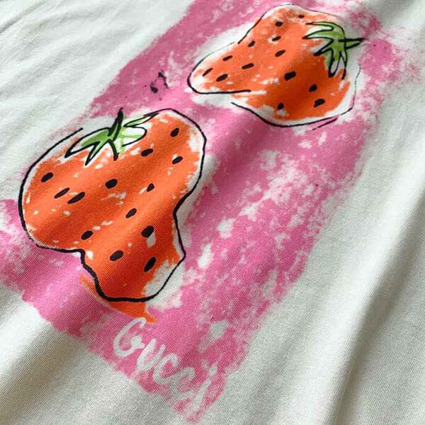 2022新作限定人気 GUCCI★グッチ いちご コピー Tシャツ  大人コーデ ストロベリーオーバーサイズ 539081 XJA2J 7136